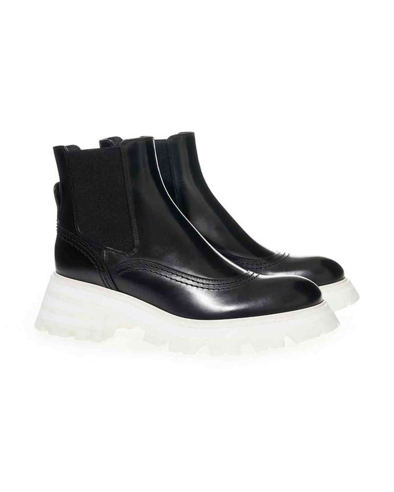 Alexander Mcqueen Black Elegant Leather Boots In Timeless Boots