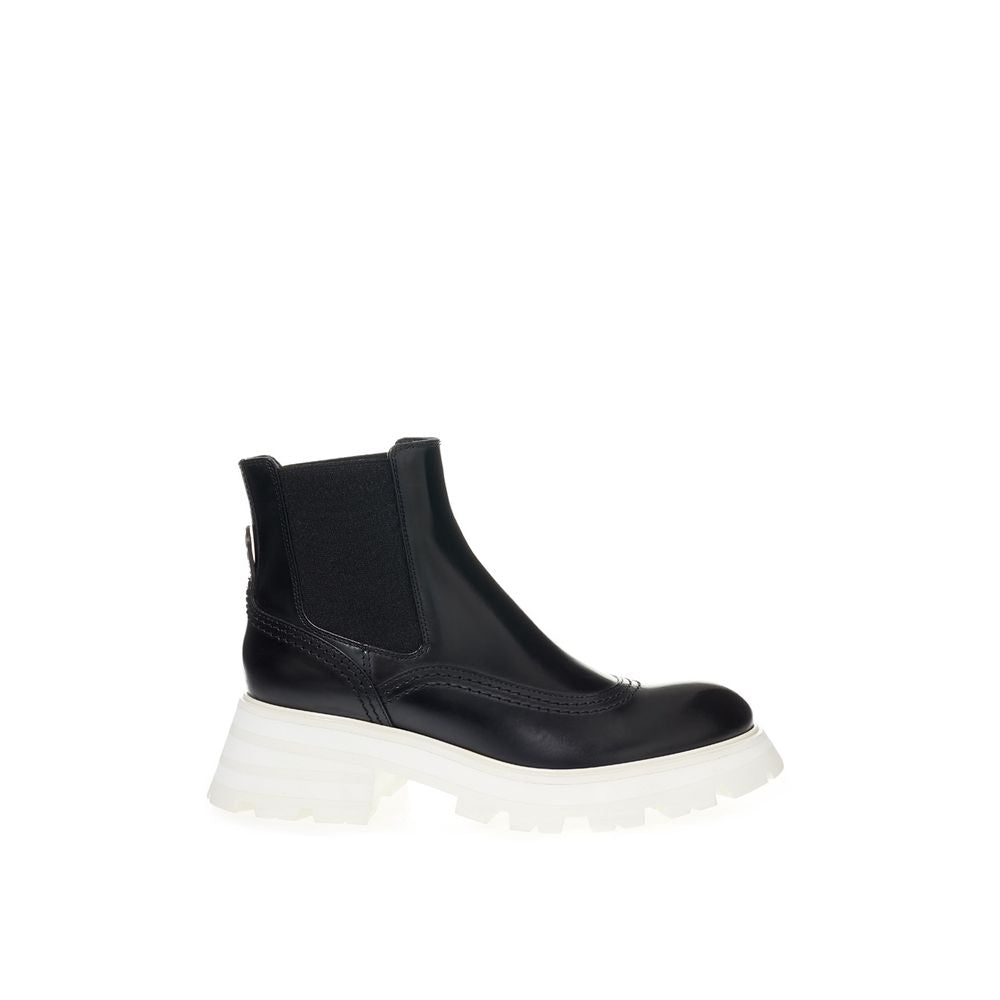 Alexander Mcqueen Elegant Leather Boots In Black Timeless