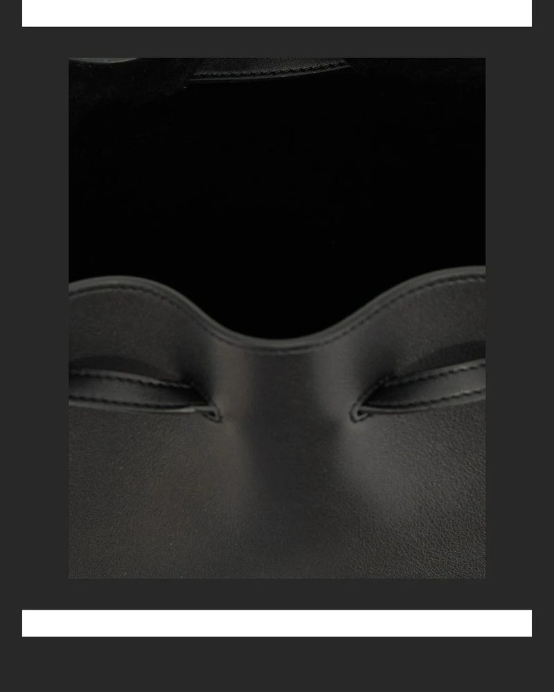 Valentino Garavani Bucket Bag in black, Calfskin Leather — view 4